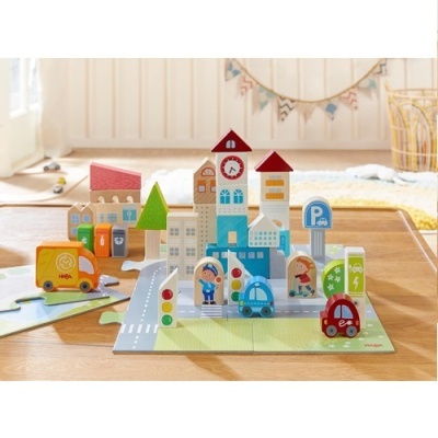 Brinquedo cidade em madeira com carros, prédios, e sinais de trânsito