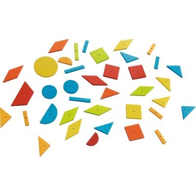 Peças geométricas coloridas em madeira sobre fundo branco