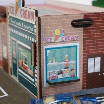 Miniatura de loja com rótulo ICE CREAM e viatura azul