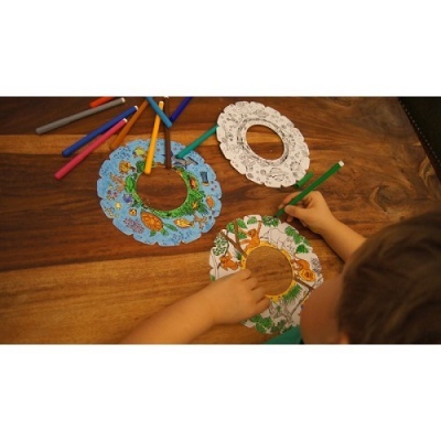 Molduras redondas de papel para colorir e criança a pintar com lápis de cor.