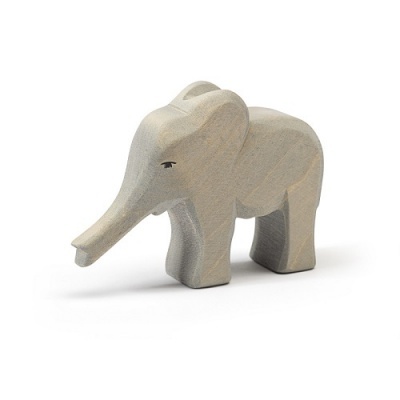 Figura de elefante de madeira cinzenta com olhos pretos
