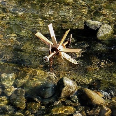 Vórtice de madeira no rio com pedras no fundo da água
