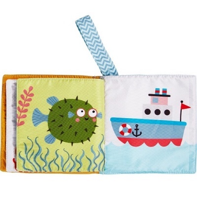 Livro de pano ilustrado com peixe verde e barco colorido