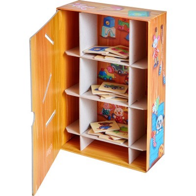 Armário de brinquedo em cartão com divisórias e livros pequenos