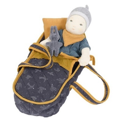 Saco de transporte azul escuro acolchoado com boneca vestida e coelho de peluche
