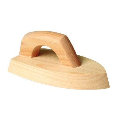 Ferro de engomar de madeira clara com pega