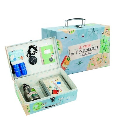 Mala azul claro de explorador com acessórios de brinquedo e texto La valise de l'explorateur Moulin Roty