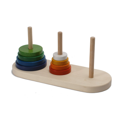 Brinquedo educativo de madeira com anéis coloridos empilhados