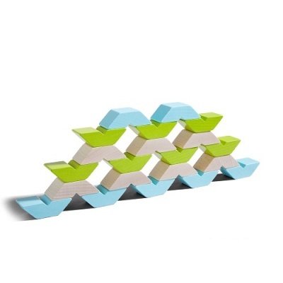 Peças de madeira coloridas organizadas em estrutura escadaria