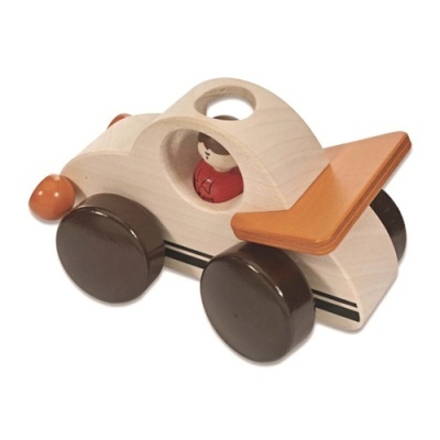 Carro de brinquedo de madeira com figura humana no interior