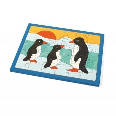 Quebra-cabeças de madeira com imagem de três pinguins e fundo de sol e mar
