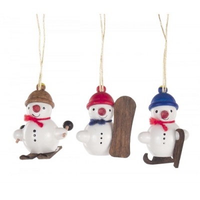 Três enfeites de Natal bonecos de neve com gorros coloridos e acessórios de desporto de inverno