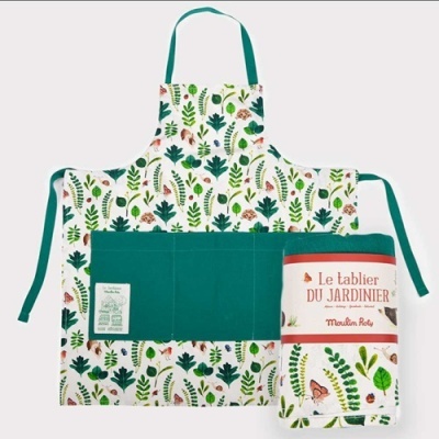 Avental de cozinha com padrão floral verde e bolso frontal verde sólido.