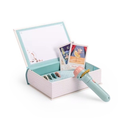 Conjunto de brinquedo com caixa azul e carimbo de madeira