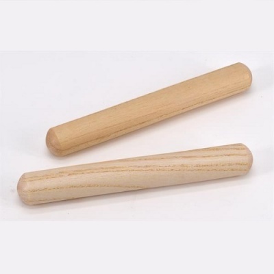 Dois rolos de massa em madeira clara sobre fundo branco