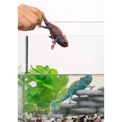 Aquário decorativo com pedras, plantas e camaleões de brinquedo em plástico