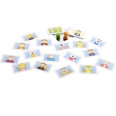 Jogo de cartas de memória com imagens de animais e pessoas e duas peças de madeira coloridas