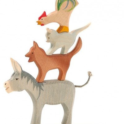 Pilha de animais de madeira empilhados sobre fundo branco