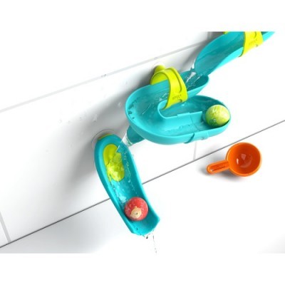 Brinquedo infantil azul e amarelo com bolas vermelha e verde e copo de medição laranja