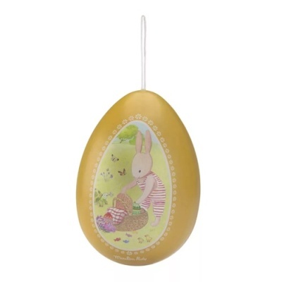 Ovo decorativo amarelo com ilustração de coelho e cesta de ovos de páscoa