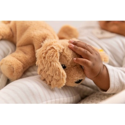 Boneco de peluche em forma de cão castanho claro com orelhas compridas