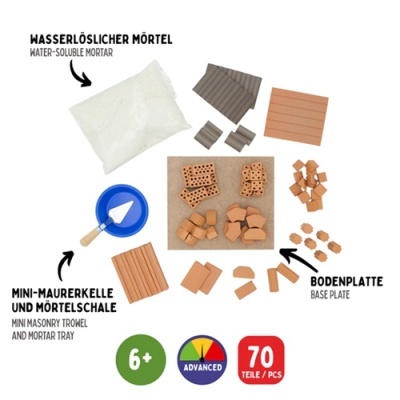 Kit de construção infantil com argamassa, colher, bandeja e tijolos em tons castanhos e laranja.