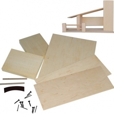 Kit de construção de casa em madeira com peças desmontadas e modelo montado ao fundo