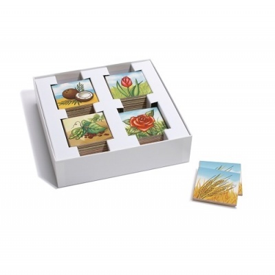 Pilhas de cartas ilustradas com frutas e flores numa caixa branca