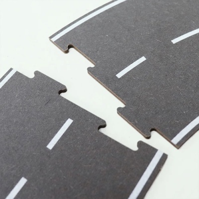 Peças modulares de estrada em cartão cinzento com linhas brancas