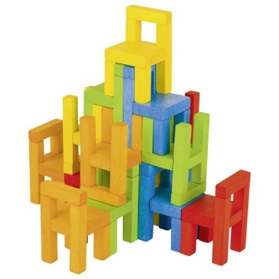 Blocos de madeira coloridos em forma de cadeiras empilhadas