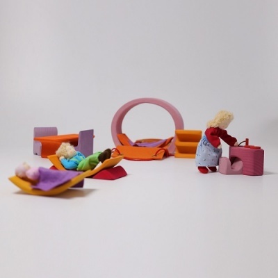 Miniaturas de brinquedos coloridos em madeira e tecido sobre uma superfície branca