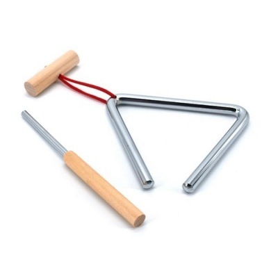 Triângulo musical de metal cromado com cabo e baqueta de madeira clara