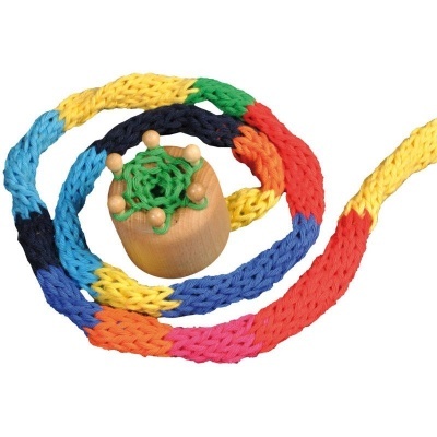 Corda colorida trançada multicolor em lã sobre suporte de madeira com pinos