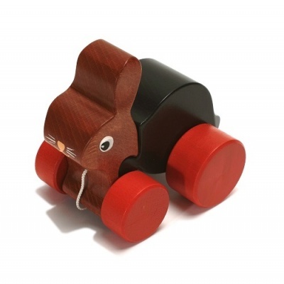 Brinquedo de madeira em forma de coelho com rodas vermelhas