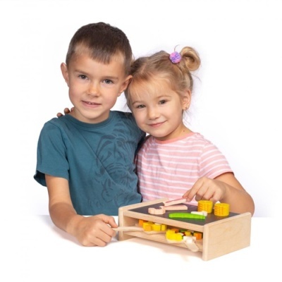 Crianças com brinquedo educativo de madeira colorido