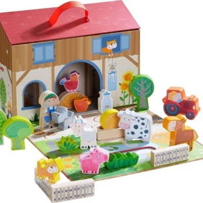 Brinquedo em madeira de quinta com animais e acessórios, caixa em forma de casa.