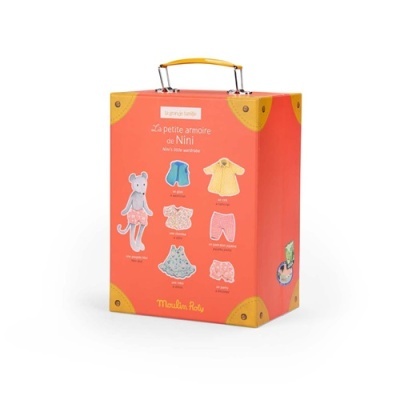 Caixa vermelha de brinquedo com alça amarela e imagem de boneca rato e roupas