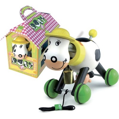 Brinquedo de vaca em madeira e metal a puxar com rodas verdes e embalagem xadrez rosa