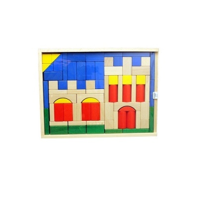 Quebra-cabeça de madeira colorido formando um castelo