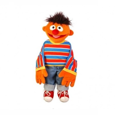 Boneco de peluche Ernie com roupa colorida e sapatilhas vermelhas