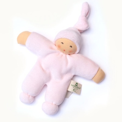 Boneco de peluche rosa com gorro e etiqueta NANCHEN NATUR