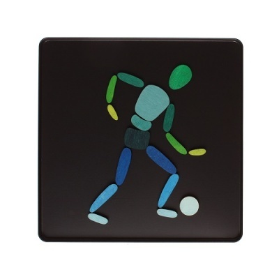 Painel quadrado preto com figura de jogador de futebol colorida em madeira