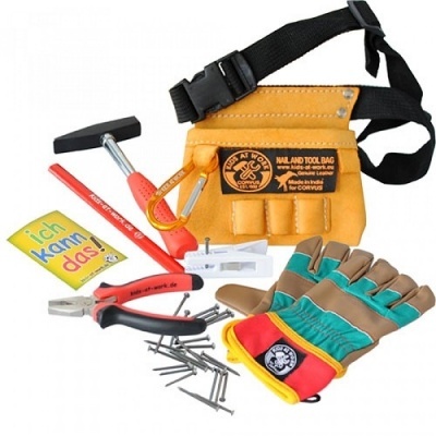 Conjunto de ferramentas infantil com bolsa amarela, luvas coloridas, martelo, alicate, pregos e cartão em alemão