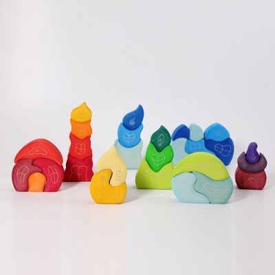 Blocos de madeira coloridos com formas curvas e gravados dispostos em linha