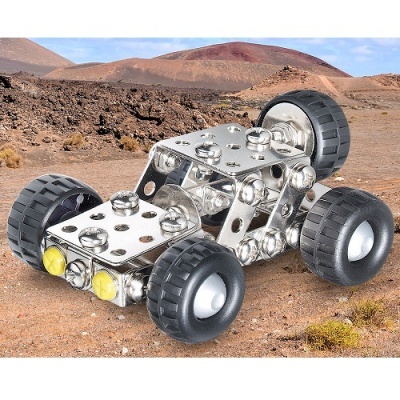 Carro metálico com rodas de borracha preta em ambiente de deserto