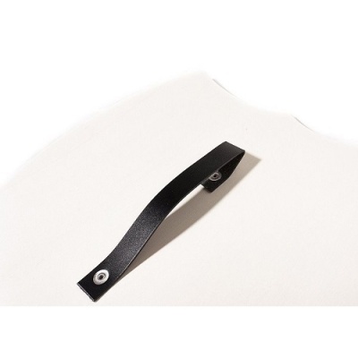 Alça preta fixa em superfície branca