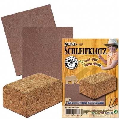 Peças de lixa e bloco de cortiça com embalagem mostrando criança e texto em alemão