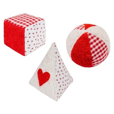 Brinquedos macios vermelhos e brancos em formas de cubo, pirâmide e bola