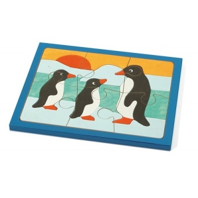 Puzzle de madeira azul com ilustração de três pinguins em fundo de mar e sol laranja