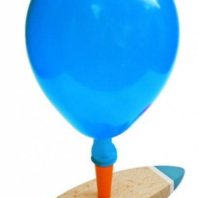 Brinquedo com prancha de madeira e balão azul